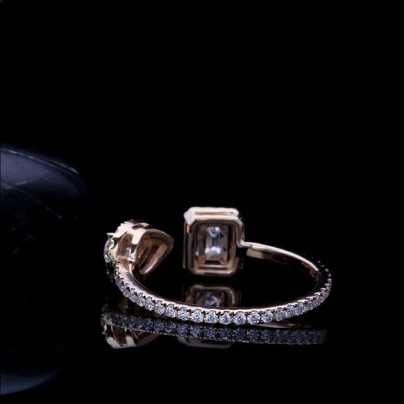 Unique Emerald and pear cut twin diamond engagement ring - Picture 5 of 12